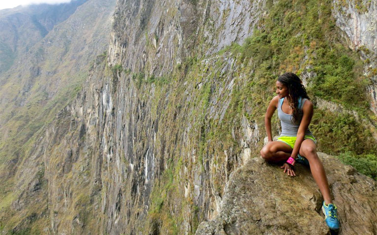 Schreyer Scholar Markea Dickinson looking over a cliff during study abroad in Argentina