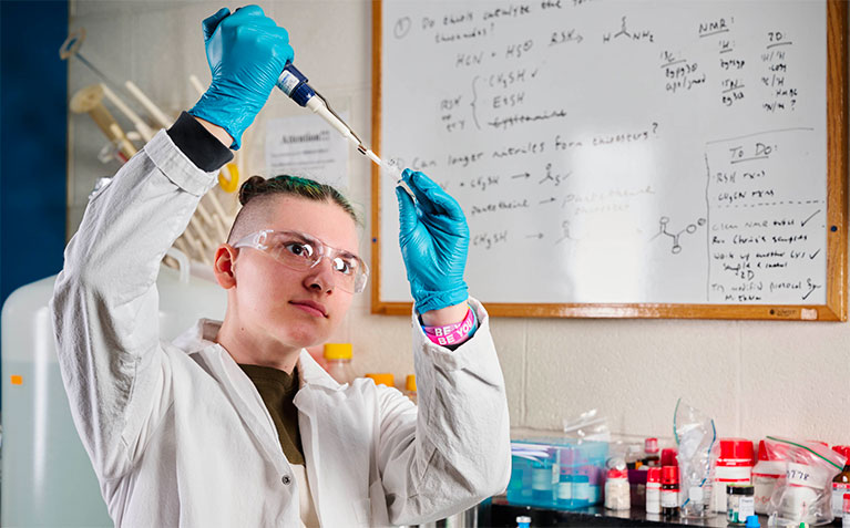 A Schreyer Scholar performing experiments in a lab