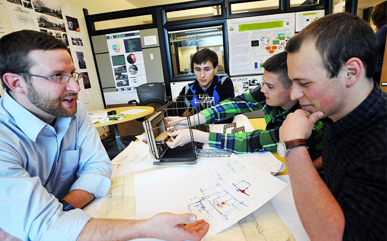 Scholars working with faculty on an honors course project