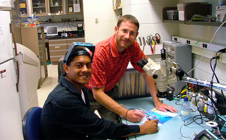 Schreyer Scholar in the lab with faculty member