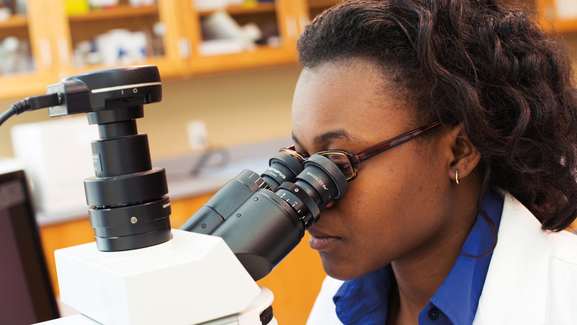 Schreyer Scholar performing experiements in a lab