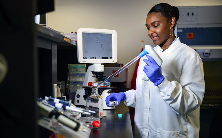 Schreyer Scholar Marlisa Shaw in a lab