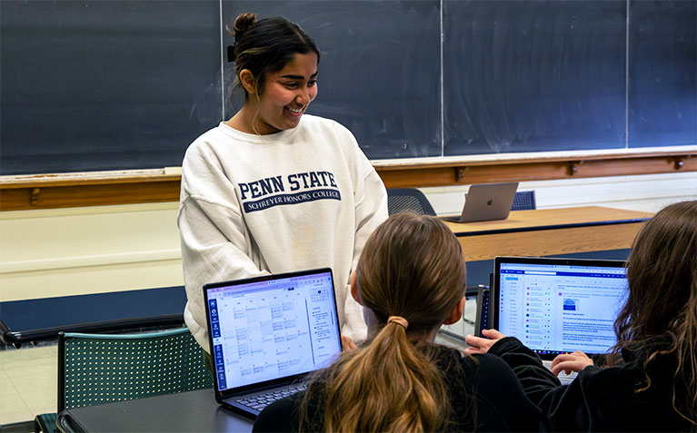 A Schreyer Peer Educator interacting with new Scholars in LA 197: Foundations of Scholar Success