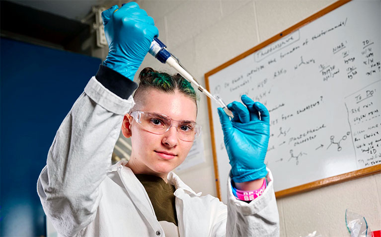 Schreyer Scholar Cris Kocian working in a lab