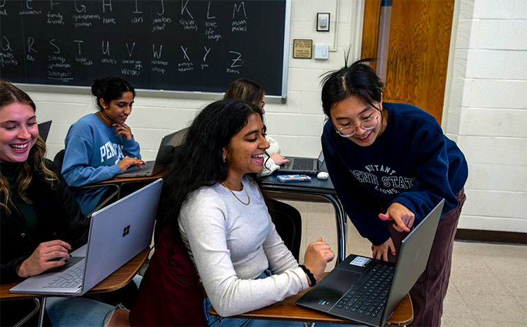 Schreyer Scholars helping one another in LA 197: Foundations of Scholar Success