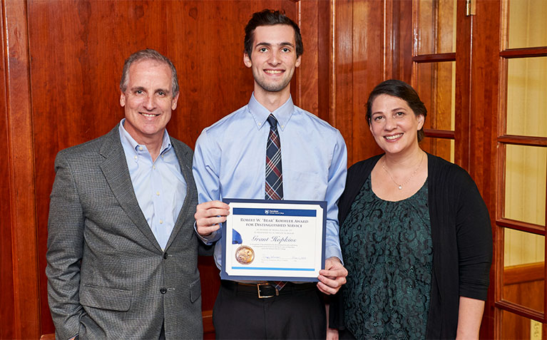 Schreyer Scholar accepting a student award