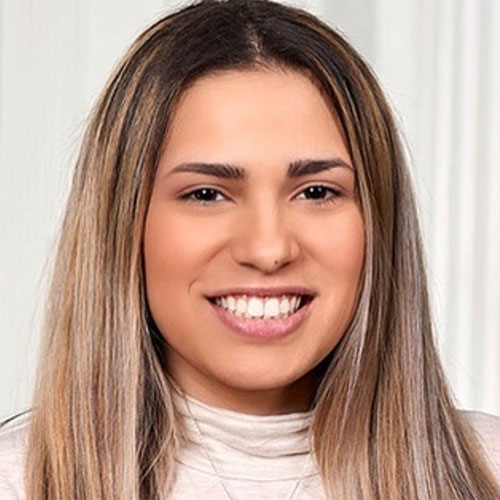 Viviana Davila headshot