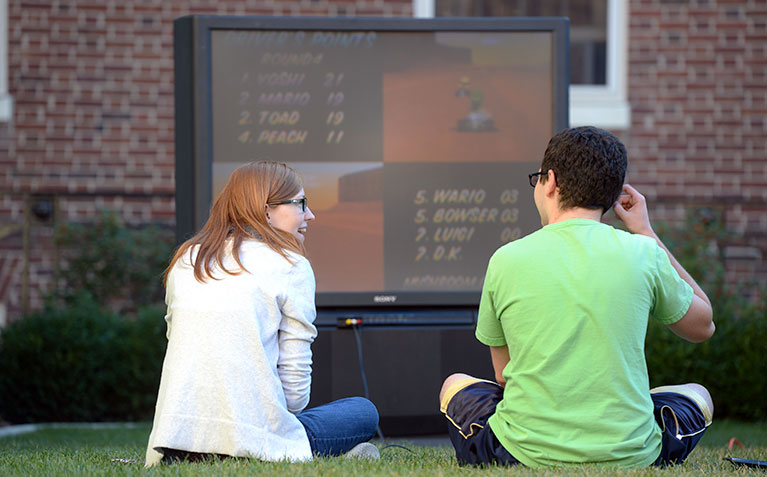 Scholars playing video games in Simmons Courtyard during SASH